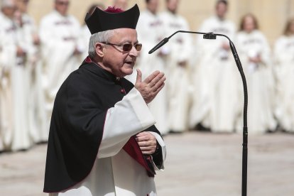 El alcalde de León, José Antonio Diez, y el exabad de San Isidoro Francisco Rodríguez protagonizan la ceremonia tradicional de Las Cabezadas.- ICAL