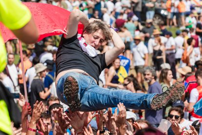 El alcalde de Soria, Carlos Martínez Mínguez, manteado en la celebración de La Saca.-ICAL
