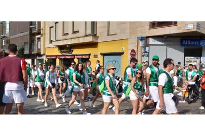 Miles de personas acuden al monte Valonsadero para presenciar la salida de doce toros y la traída del ganado hasta la plaza de toros de la ciudad.-GONZALO MONTESEGURO / MARIO TEJEDOR