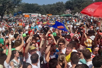 Miles de personas acuden al monte Valonsadero para presenciar la salida de doce toros y la traída del ganado hasta la plaza de toros de la ciudad.-GONZALO MONTESEGURO / MARIO TEJEDOR
