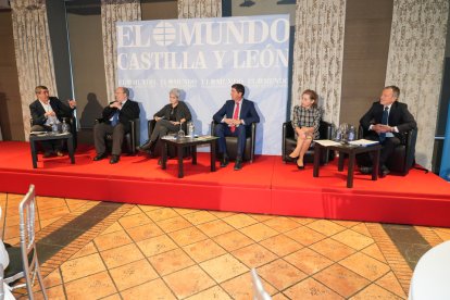 Pablo R. Lago modera la mesa redonda con Enrique Cabero, Emilia Málaga, Juan Marín, Mercedes Vaquera y Agustín Hernández durante el Club de Prensa de El Mundo: Corredor Atlántico: Un proyecto común. / LOSTAU