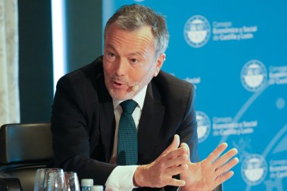 Agustín Hernández, presidente del CES de Galicia durante el Club de Prensa de El Mundo: Corredor Atlántico: Un proyecto común. / LOSTAU