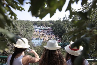 Miles de personas acuden al monte Valonsadero para presenciar la salida de doce toros y la traída del ganado hasta la plaza de toros de la ciudad.-GONZALO MONTESEGURO / MARIO TEJEDOR