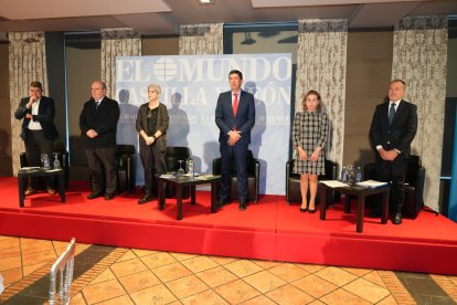 Minuto de silencio previo al Club de Prensa de El Mundo: Corredor Atlántico: Un proyecto común. / LOSTAU