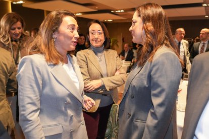 María González Corral conversa con Adriana Ulibarri en presencia de Ana Álvarez Quiñones antes del Club de Prensa de El Mundo: Corredor Atlántico: Un proyecto común. / LOSTAU