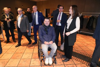 Francisco Sardón y Ruth Álvarez de PREDIF en primer plano antes del Club de Prensa de El Mundo: Corredor Atlántico: Un proyecto común. / LOSTAU