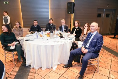 Cristina Frías, Jefa de Gabinete Consejería de Movilidad; Lola Gil, Jefa de prensa Consejería de Movilidad; Juanma García, Jefe de Prensa Consejería de Presidencia; Juan Carlos Marcos, CESCyL; Antonio Ruiz, Jefe de Prensa CESCyL; Sonia Martínez Fontano CEOE CyL; Lorena Sanz, Jefa de Prensa Cs Dip. Valladolid; José Antonio Arias; Gerente El Mundo Diario CyL. / J. M. LOSTAU