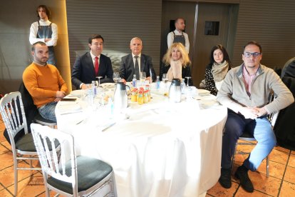Pablo Yáñez, Aquilea Comunicación; Rubén García director Institución Territorial Banco Santander; José Modesto, RENFE; Nieves Luquero, Jefa Comercial El Mundo Diario CyL; Susana Lago, CT Ingenieros; José María Sarmentero, director STEF Valladolid. / J. M. LOSTAU