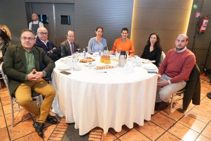 Pascual Heras, Responsable logística Calidad Pascual; Fernando Muñoz  y Juan Carlos Merchán y de Transfesa Logistics; Cristina Laredo, director técnico Cylog; Fernando Pérez, presidente Cylog; Sara Gil, El Mundo Diario de CyL; Juan Núñez, XPO Logistics. / J. M. LOSTAU