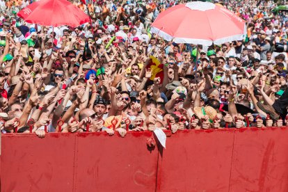 Miles de personas acuden al monte Valonsadero para presenciar la salida de doce toros y la traída del ganado hasta la plaza de toros de la ciudad.-ICAL