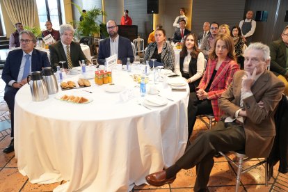 Rafael Tortuero, dtor Territorial CyL y La Rioja Ibermutua; Juan Carlos Díaz, director RRHH; Román Cid, Dtor. Desarrollo Digital Edigrup; Patricia Carreño, concejal de Desarrollo Ayto. Medina del Campo; Ruth Álvarez, PREDIF CyL; Marian Hidalgo, secretaria general Consejero Regional de Cámaras; Félix Cano vicepresidente segundo Cámara de Comercio. / J. M. LOSTAU