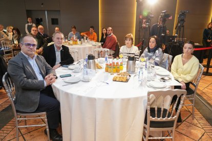 Florencio Carrera, director La8 Valladolid; Leandro Martín, vicepresidente FUNDOS; Ana Fernández, FSC CyL; Beatriz Sanz, CCOO Valladolid; Tamara Fernández, El Mundo Diario CyL. / J. M. LOSTAU