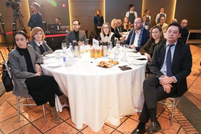 Beatriz Diéguez, Raquel Pajares de ASPAYM CyL; Rodrigo Nieto, concejal PP Ayto. Valladolid; Sandra Ámez, presidenta Consejo Juventud CyL; Julio Casado, Director regional de Mercadona; Isabel del Amo, secretaria general ASUCYL; Gonzalo Cebrián, dtor. Banca Institucional Caixabank. / J. M. LOSTAU