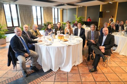 Urbano Alonso, Diputado de Acción Territorial Palencia; Luis Fuentes; Miguel Ángel García, portavoz adjunto PP Cortes CyL; Eva María Fernández, Coordinadora Cruz Roja CyL; Julio César García, UGT; Irene Núñez, Portavoz PP Ayto. Valladolid; Javier García, Portavoz VOX Ayto. Valladolid; Juan Carlos de Margarida, presidente ECOVA; Prudencio Prieto, presidente Unión de Consumidores CyL. / J. M. LOSTAU