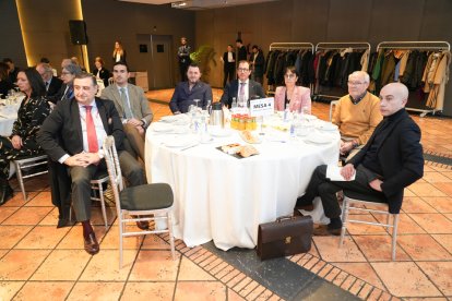 Félix Romanos, Dtor. Departamento Suelo Empresarial ICE; Guzmán Gómez, Alcalde de Medina del Campo; Francisco Sardón, presidente PREDIF CyL; Ismael Pérez, delegado territorial ONCE CyL; Myriam Martín, Diputada del Área de Asistencia y Cooperación a Municipios; José María Vega, Unión de Consumidores CyL. Rubén Molina, CES. / J. M. LOSTAU