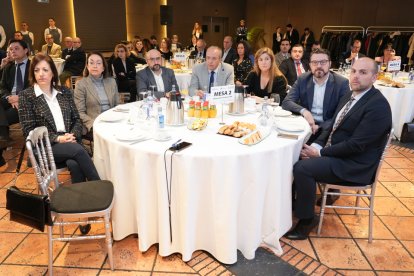Laura Paredes, directora general de Transportes y Logística; Ana Álvarez Quiñones; Secretaria General de Movilidad y Transformación Digital; Felipe Ramos, subdirector El Mundo Diario CyL; Rubén Rodríguez, Viceconsejero Medio Ambiente y Ordenación del Territorio; Raquel Alonso, Delegada Territorial de Valladolid; David Esteban, secretario general CEOE CyL; Diego Díez, Consejero Titular CEOE CyL. / J. M. LOSTAU