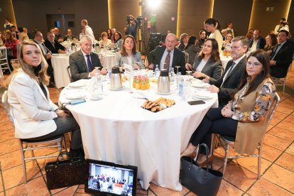 Ángela de Miguel, presidenta CEOE Valladolid; Sarbelio Fernández, alcalde de Arroyo de la Encomienda; María González Corral, consejera de Movilidad y Transformación JCyL; Jesús Julio Carnero, Consejero de Presidencia JCyL; Adriana Ulibarri, presidenta Edigrup, Francisco Vázquez, Vicepresidente Primero Mesa Cortes CyL; Gema Gómez, Vicepresidenta Segunda Diputación de Valladolid. / J. M. LOSTAU