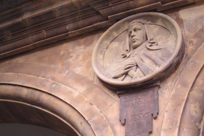 Medallón de Santa Teresa de Jesús en la plaza Mayor de Salamanca. E.M.