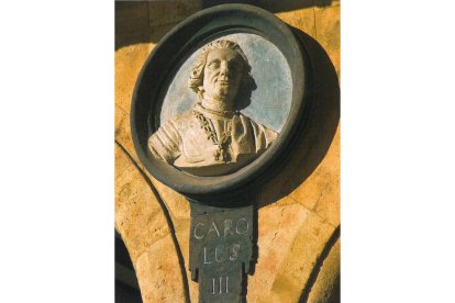 Medallón de Carlos III en la plaza Mayor de Salamanca. E.M.