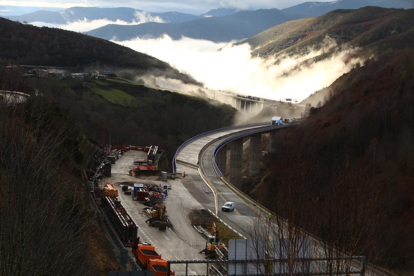 El ministro de Transportes y Movilidad Sostenible, Óscar Puente, supervisa el desarrollo de las obras del Viaducto O Castro en la autovía A-6. Estará acompañado de la consejera de Movilidad y Transformación Digital, María González Corral- César Sánchez/ ICAL