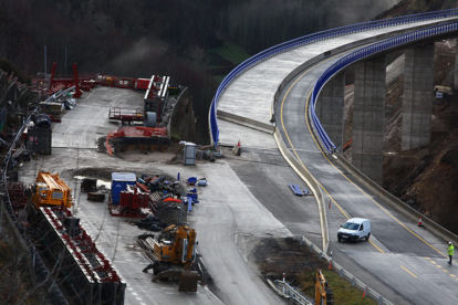 El ministro de Transportes y Movilidad Sostenible, Óscar Puente, supervisa el desarrollo de las obras del Viaducto O Castro en la autovía A-6. Estará acompañado de la consejera de Movilidad y Transformación Digital, María González Corral- César Sánchez/ ICAL