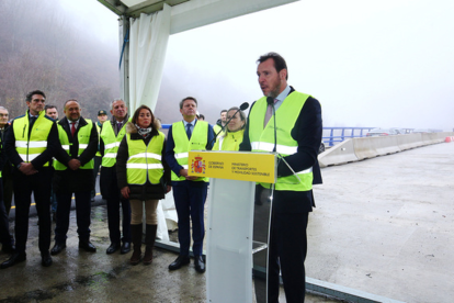 El ministro de Transportes y Movilidad Sostenible, Óscar Puente, supervisa el desarrollo de las obras del Viaducto O Castro en la autovía A-6. Estará acompañado de la consejera de Movilidad y Transformación Digital, María González Corral- César Sánchez/ ICAL