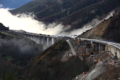 El ministro de Transportes y Movilidad Sostenible, Óscar Puente, supervisa el desarrollo de las obras del Viaducto O Castro en la autovía A-6. Estará acompañado de la consejera de Movilidad y Transformación Digital, María González Corral- César Sánchez/ ICAL