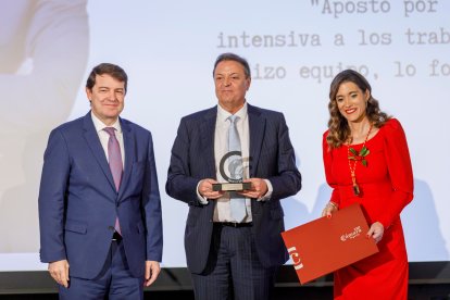 El presidente de la Junta de Castilla y León, Alfonso Fernández Mañueco, participa en el acto conmemorativo del 120 aniversario de la Cámara de Comercio de Segovia, en el que se entregan los premios 'Sello Real de Paños 2023'. ICAL
