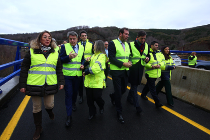 El ministro de Transportes y Movilidad Sostenible, Óscar Puente, supervisa el desarrollo de las obras del Viaducto O Castro en la autovía A-6. Estará acompañado de la consejera de Movilidad y Transformación Digital, María González Corral- César Sánchez/ ICAL