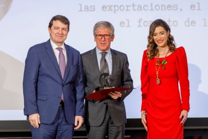 El presidente de la Junta de Castilla y León, Alfonso Fernández Mañueco, participa en el acto conmemorativo del 120 aniversario de la Cámara de Comercio de Segovia, en el que se entregan los premios 'Sello Real de Paños 2023'. ICAL