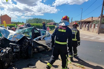 Choque de un coche contra un árbol en León .-ICAL