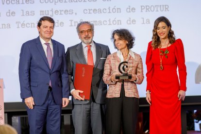 El presidente de la Junta de Castilla y León, Alfonso Fernández Mañueco, participa en el acto conmemorativo del 120 aniversario de la Cámara de Comercio de Segovia, en el que se entregan los premios 'Sello Real de Paños 2023'. ICAL