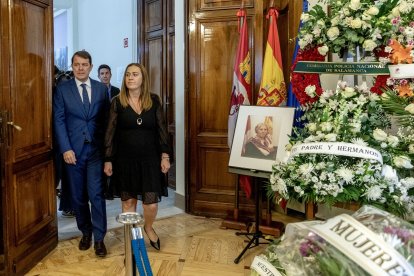 El presidente de la JCYL, Alfonso Fernández Mañueco, y la delegada del Gobierno, Virginia Barcones, en la capilla ardiente de la subdelegada del Gobierno en Salamanca, Encarnación Pérez.- ICAL