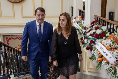 El presidente de la JCYL, Alfonso Fernández Mañueco, y la delegada del Gobierno, Virginia Barcones, en la capilla ardiente de la subdelegada del Gobierno en Salamanca, Encarnación Pérez.- ICAL