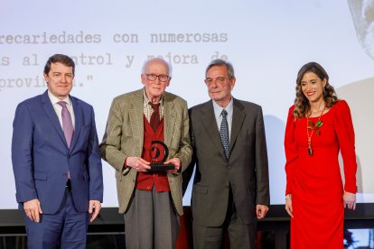 El presidente de la Junta de Castilla y León, Alfonso Fernández Mañueco, participa en el acto conmemorativo del 120 aniversario de la Cámara de Comercio de Segovia, en el que se entregan los premios 'Sello Real de Paños 2023'. ICAL