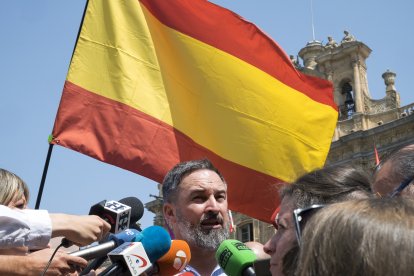 El presidente de Vox, Santiago Abascal, visita Salamanca junto a los candidatos Victor González y María Carpio.- ICAL