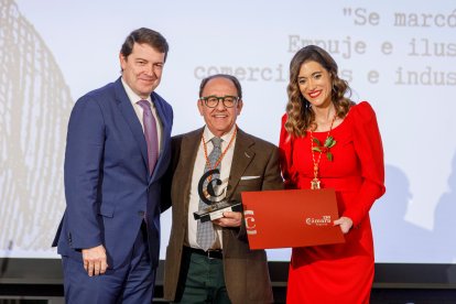 El presidente de la Junta de Castilla y León, Alfonso Fernández Mañueco, participa en el acto conmemorativo del 120 aniversario de la Cámara de Comercio de Segovia, en el que se entregan los premios 'Sello Real de Paños 2023'. ICAL