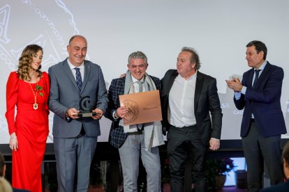 El presidente de la Junta de Castilla y León, Alfonso Fernández Mañueco, participa en el acto conmemorativo del 120 aniversario de la Cámara de Comercio de Segovia, en el que se entregan los premios 'Sello Real de Paños 2023'. ICAL