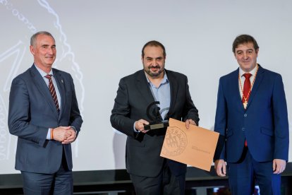El presidente de la Junta de Castilla y León, Alfonso Fernández Mañueco, participa en el acto conmemorativo del 120 aniversario de la Cámara de Comercio de Segovia, en el que se entregan los premios 'Sello Real de Paños 2023'. ICAL
