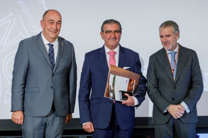 El presidente de la Junta de Castilla y León, Alfonso Fernández Mañueco, participa en el acto conmemorativo del 120 aniversario de la Cámara de Comercio de Segovia, en el que se entregan los premios 'Sello Real de Paños 2023'. ICAL