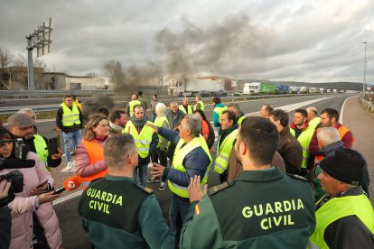 Agricultores y ganaderos cortan la autovía A-62 y N-620 en Ciudad Rodrigo (Salamanca). -ICAL