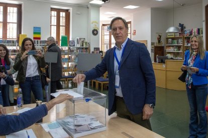 El candidato del Partido Popular a la Alcaldía de Salamanca, Carlos García Carbayo, ejerce su derecho al voto en la Biblioteca Municipal Gabriel y Galán.- ICAL