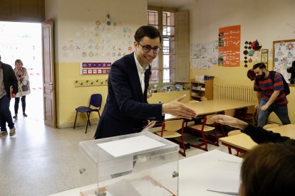 El candidato del PSOE a la Alcaldía de Salamanca, José Luis Mateos, ejerce su derecho al voto en el Colegio Salesiano María Auxiliadora.- ICAL