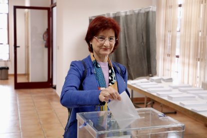 La candidata de Podemos-Izquierda Unida-Los Verdes a la Alcaldía de Salamanca, Carmen Díez, ejerce su derecho al voto en el Colegio Meléndez Valdés.- ICAL