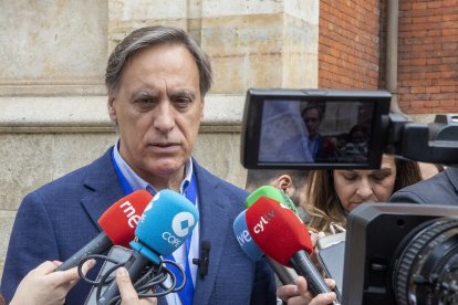 El candidato del Partido Popular a la Alcaldía de Salamanca, Carlos García Carbayo, ejerce su derecho al voto en la Biblioteca Municipal Gabriel y Galán.- ICAL