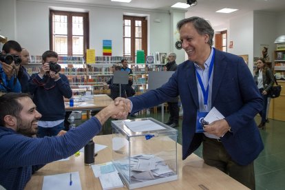 El candidato del Partido Popular a la Alcaldía de Salamanca, Carlos García Carbayo, ejerce su derecho al voto en la Biblioteca Municipal Gabriel y Galán.- ICAL