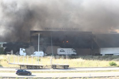 Incendio en varias naves del polígono industrial de Bembibre (León).- ICAL