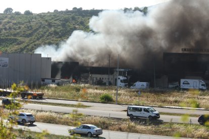 Incendio en varias naves del polígono industrial de Bembibre (León).- ICAL