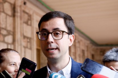 El candidato del PSOE a la Alcaldía de Salamanca, José Luis Mateos, ejerce su derecho al voto en el Colegio Salesiano María Auxiliadora.- ICAL