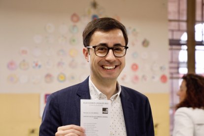 El candidato del PSOE a la Alcaldía de Salamanca, José Luis Mateos, ejerce su derecho al voto en el Colegio Salesiano María Auxiliadora.- ICAL